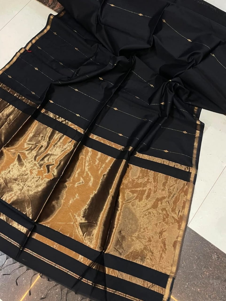 Handloom Maheshwari Silk Saree With Golden Zari Work