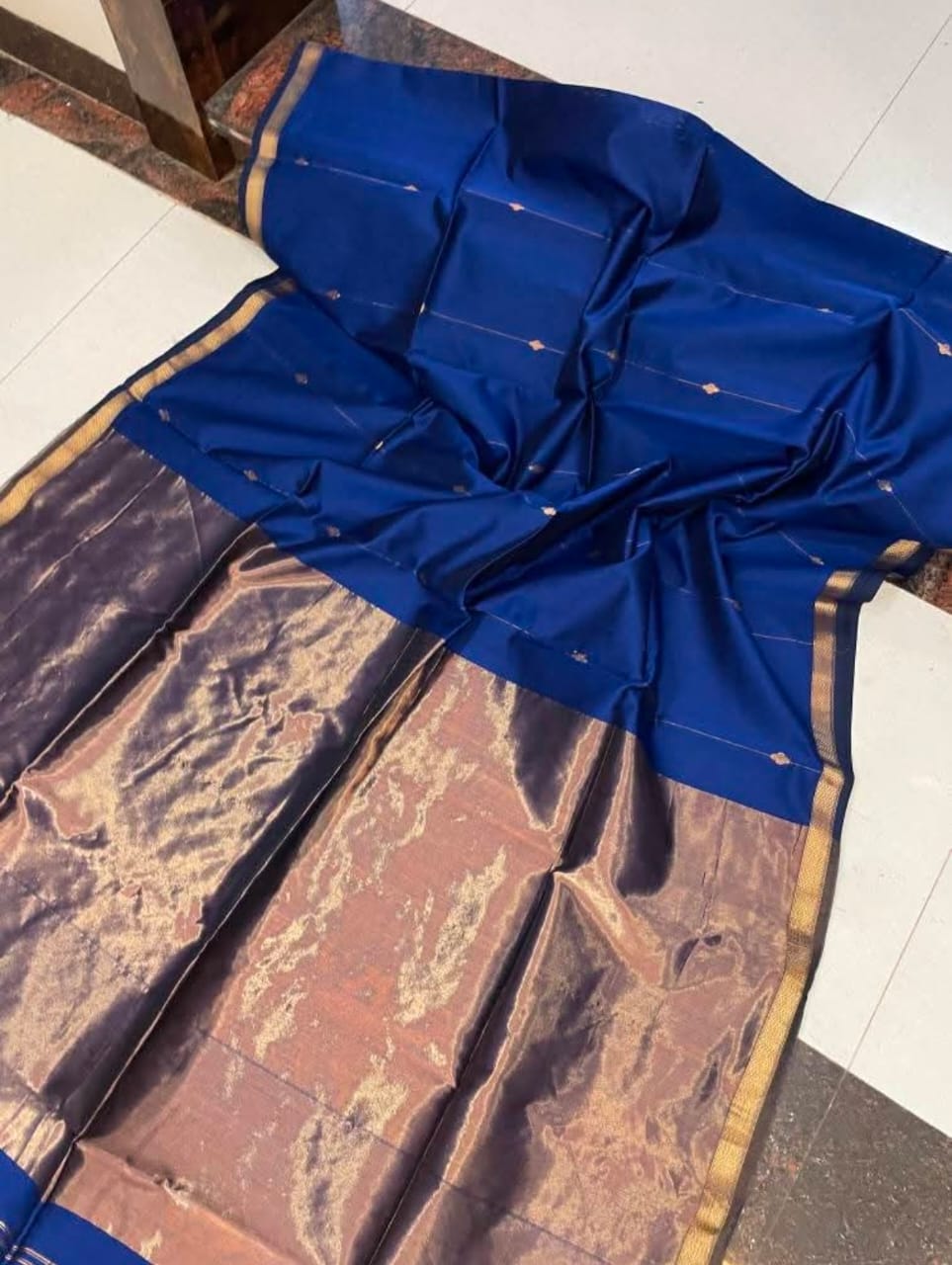 Handloom Maheshwari Silk Saree With Golden Zari Work